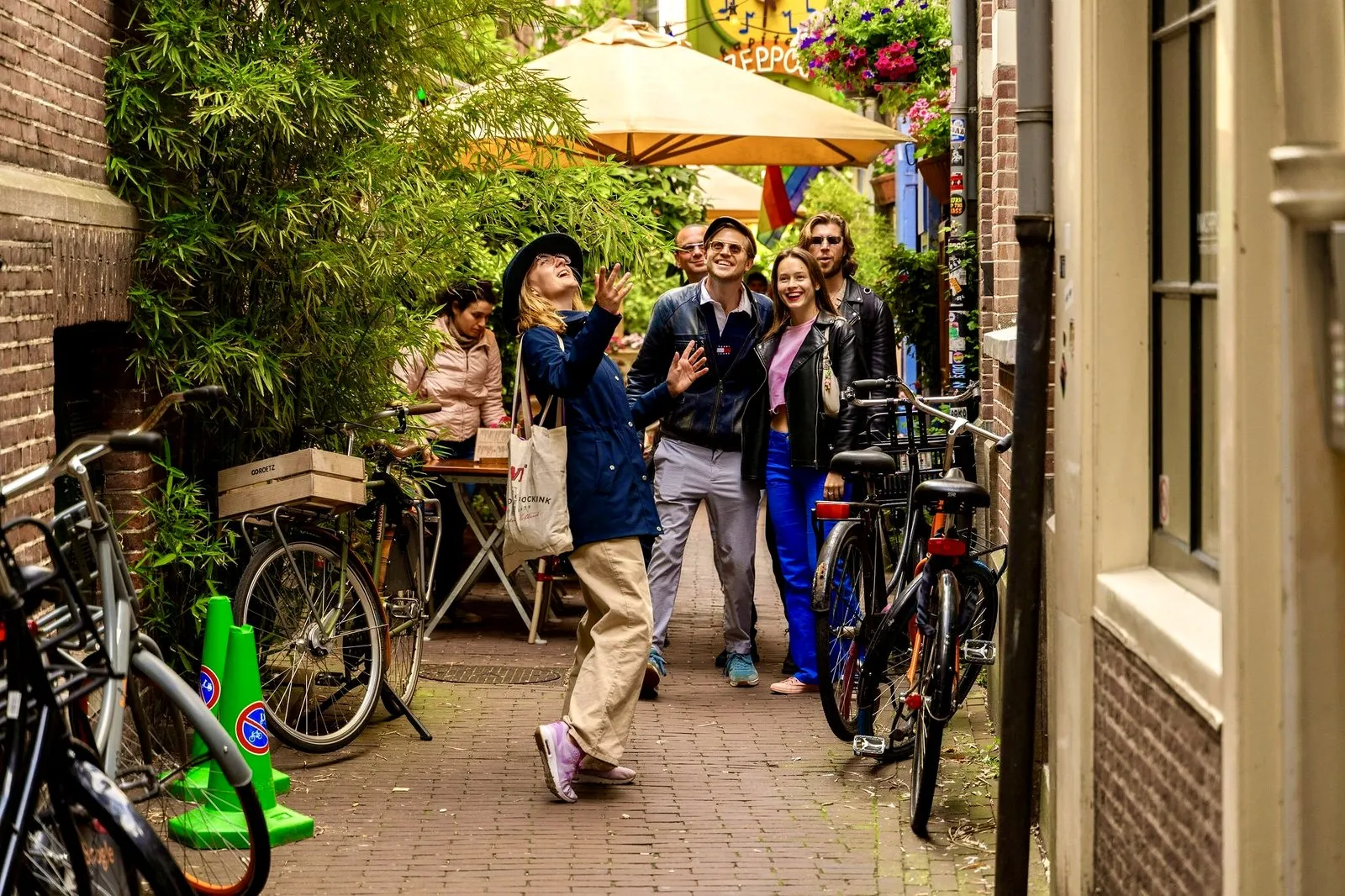 A guide leading a group through a hidden Amsterdam lane