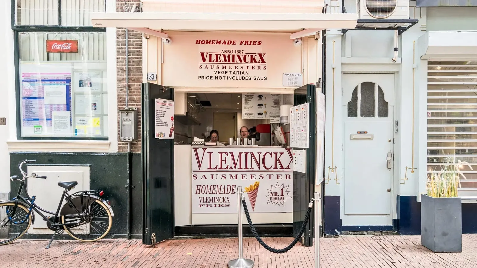 Guests at the Vlaams Friteshuis Vleminckx fries window in Amsterdam