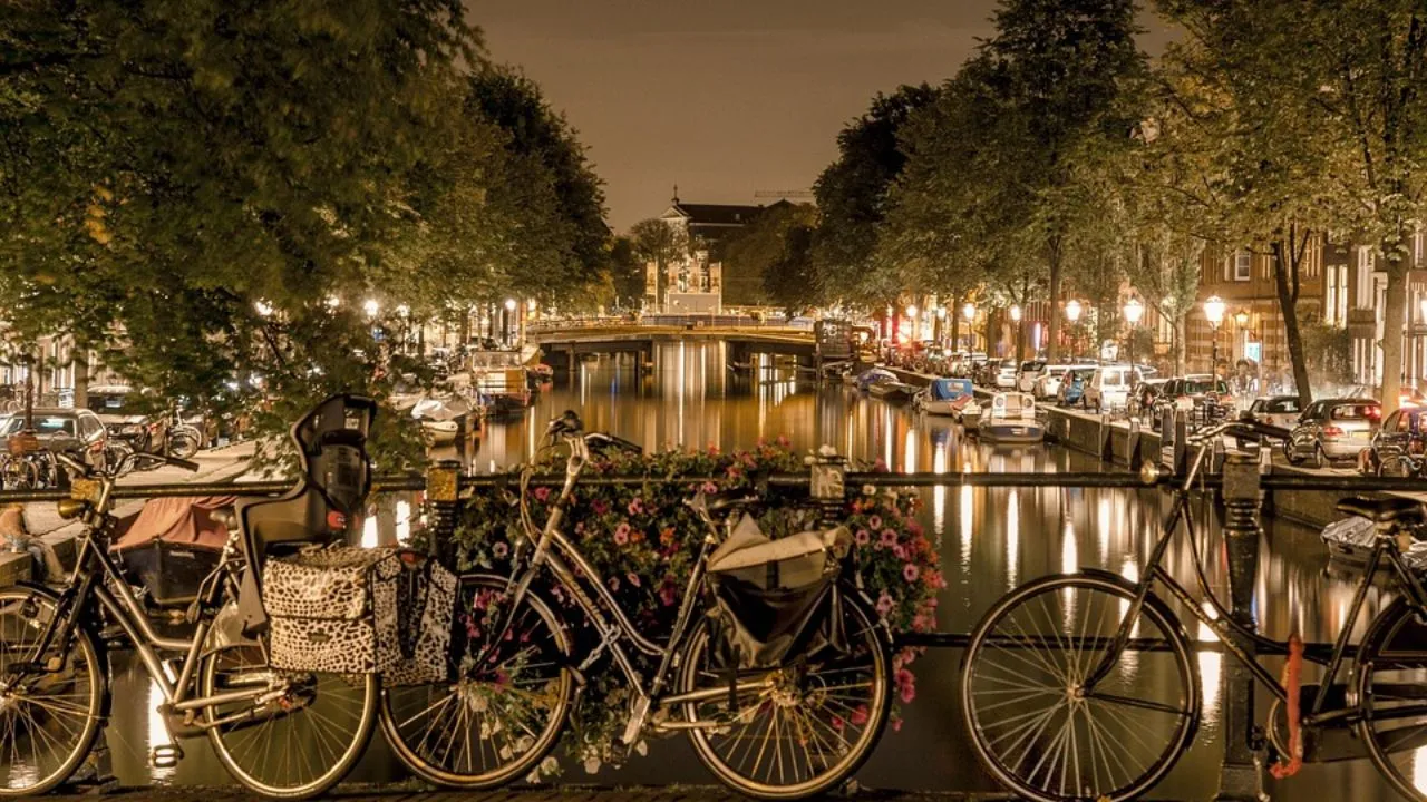 Autumn in amsterdam food tours cozy cafes